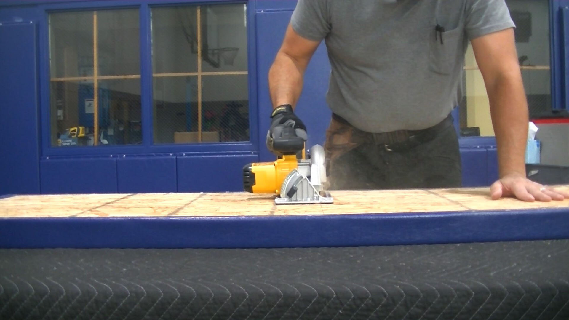 Cutting a wall pad with a circular saw
